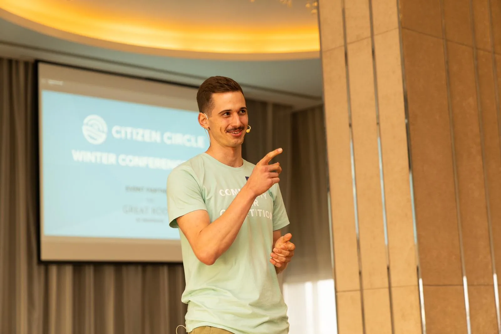 Timo Clasen hält einen Keynote-Vortrag auf der Bühne